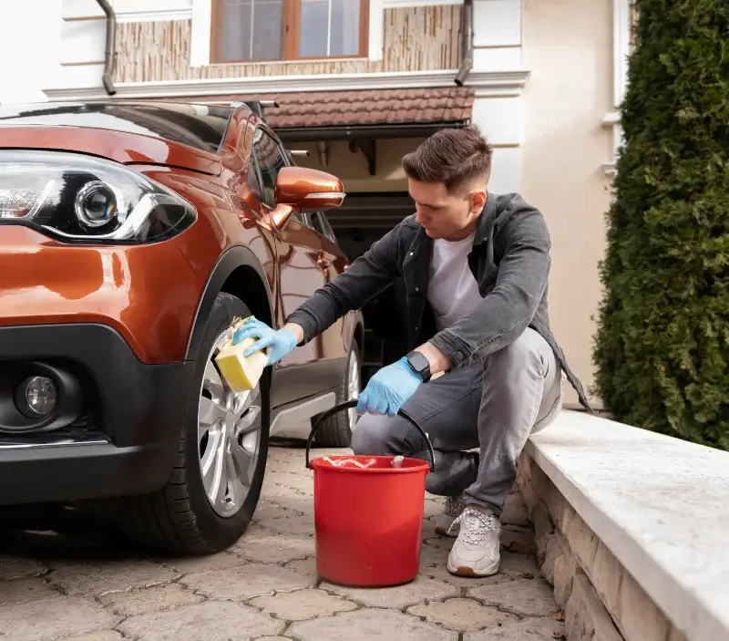 Lavage auto à domicile La Ferrière : professionnel intervenant sur un véhicule